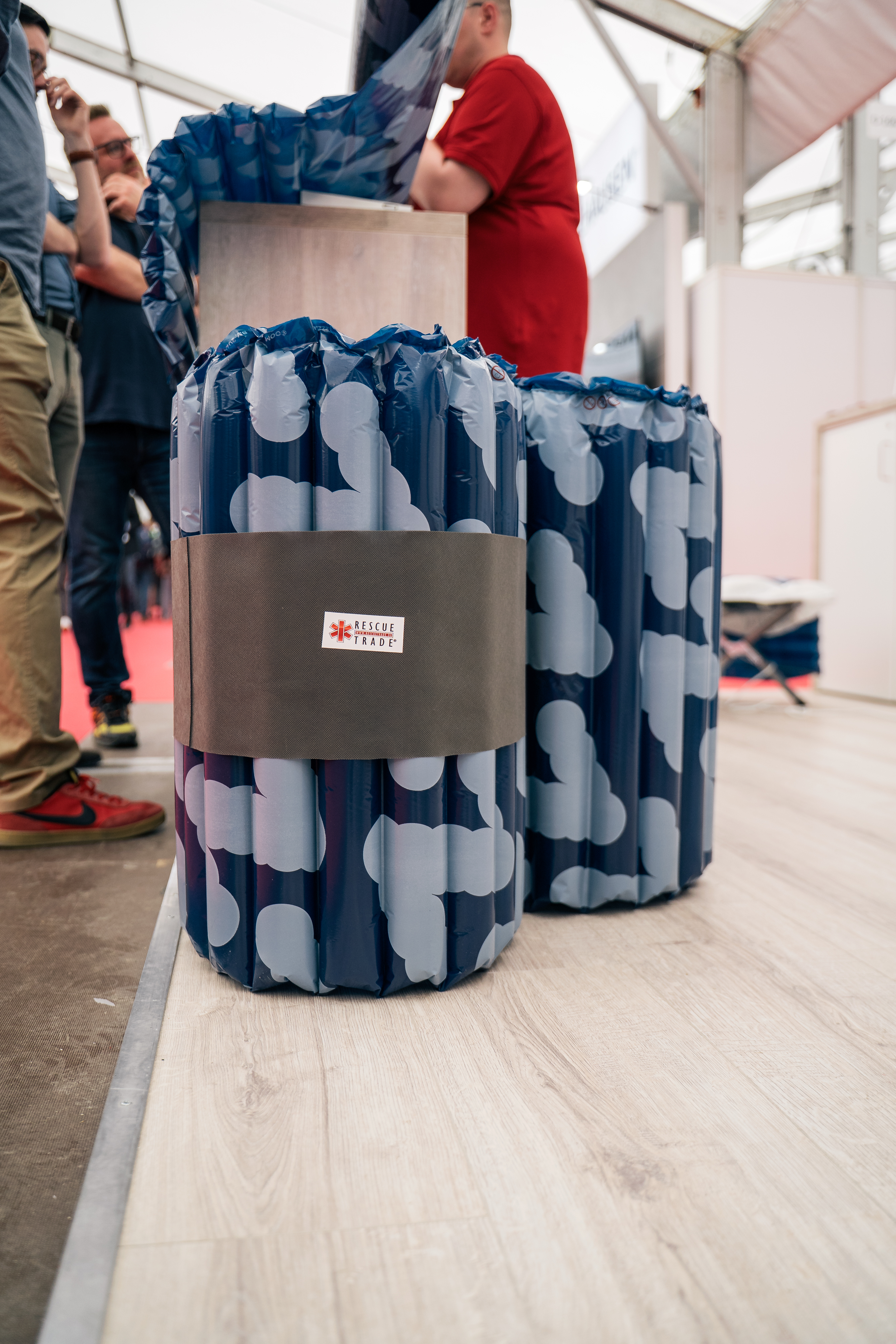Luftmatratze bestehend aus Polyethylene mit EVOH Barriere und einem Kissenbezug aus Polypropylene non-woven. Die Maßen sind 197x65x6 cm und ist 200 Gramm leicht. Die Farbe ist Blau. Gebrauchte Matratzen können zur Verarbeitung zu neuem Material zurückgegeben werden.