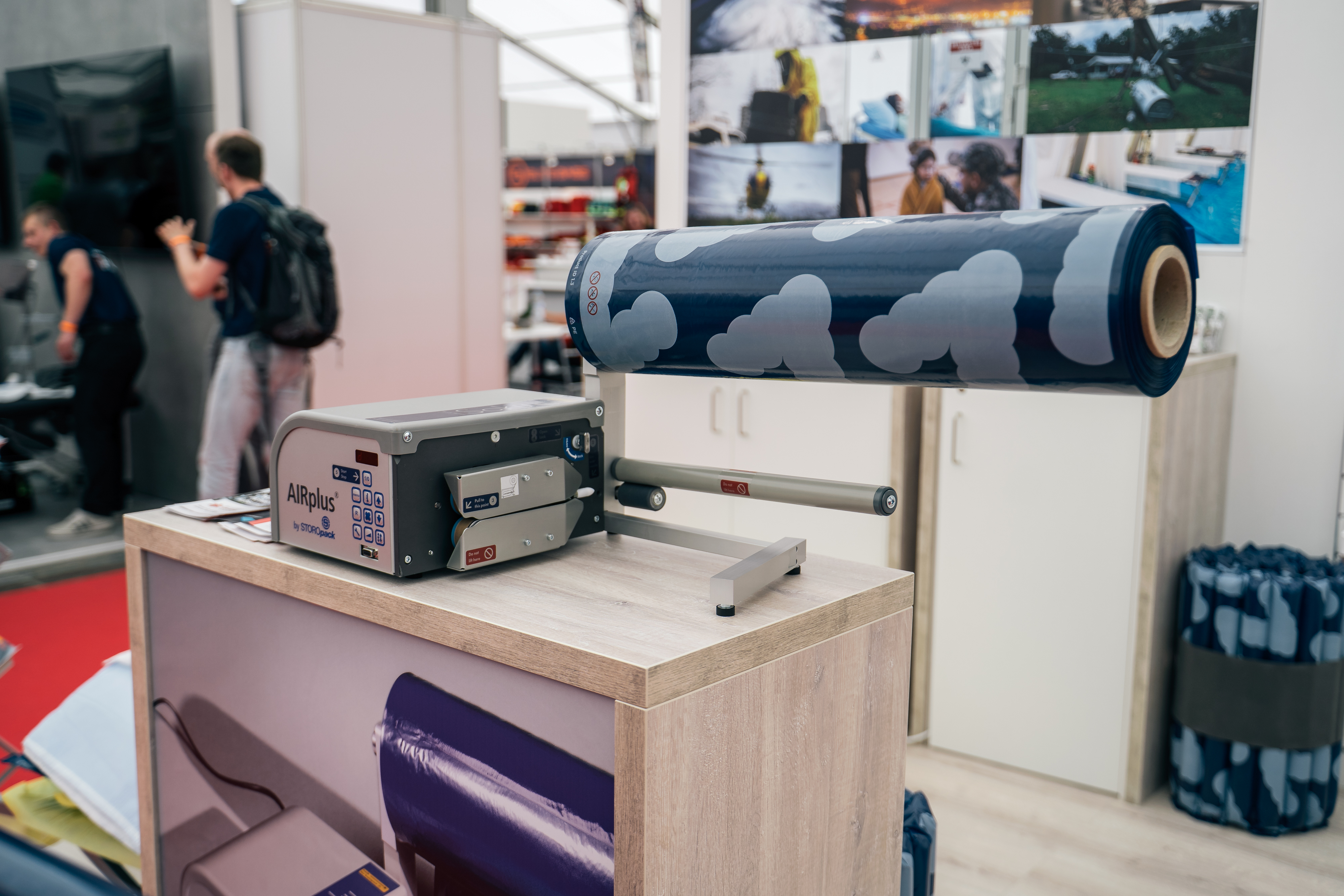 Aufblasmaschine für die SOKU Luftmatratzen mit Transportbox, aus Aluminium, für die Aufblasmaschine und Kartons mit Luftmatratzen.