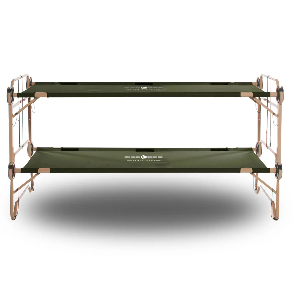Arm-O-Bunk Etagenbett mit Seitentaschen - Olivgrün
Technische Daten
Gewicht Etagenbett: 45 kg

Belastbarkeit: 272 kg (pro Einzelbett)

Außenmaße: 208 cm (L) × 100 cm (B) × 110 cm (H)

Schlafbereich: 201 cm (L) × 88 cm (B)

Höhe unteres Bett: 40 cm

Höhe oberes Bett: 99 cm

Maße Tasche: 100 × 45 × 9 cm (L × B × H)

Maße Außentasche: 102 × 51 × 25 cm (L × B × H)

Rahmen: pulverbeschichteter, rostabweisender Stahlrahmen

Stoff: 900D Polyestermatte mit PU-Beschichtung

Lieferumfang
2 abgerundete Rahmen (für unteres Bett)

2 gerade Rahmen (für oberes Bett)

2 Polyestermatten (olivgrün)

2 Seitentaschen (olivgrün)

8 schwarze Discs

8 Außenstangen

4 Mittelstangen

4 Fußpfropfen

8 Seitenstabilisatoren

4 Stapeladapter

2 Sicherheitsriemen

2 Tragetaschen (olivgrün, Betten)

1 Tragetasche (olivgrün, für Zubehör)